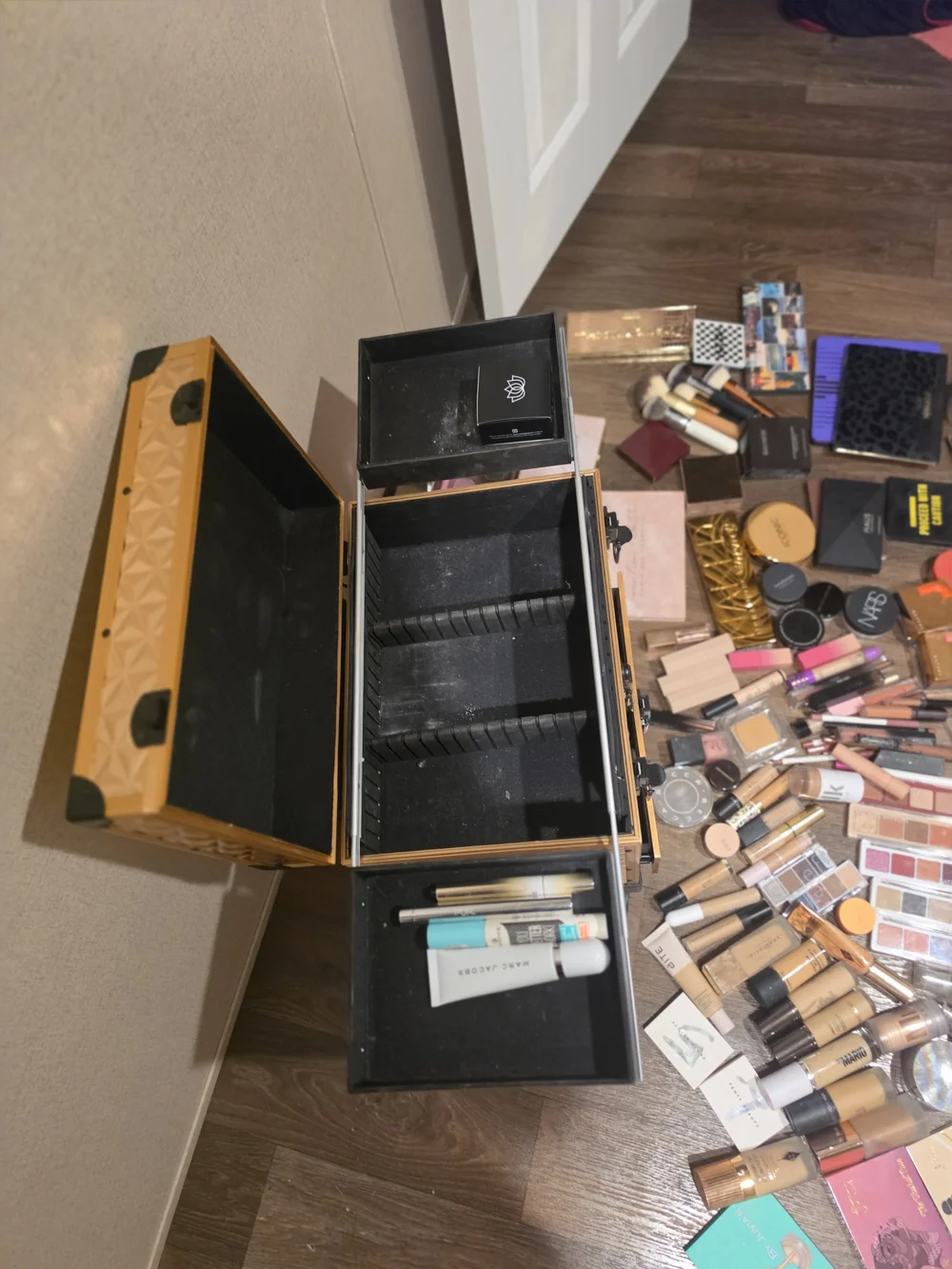 HUDA BEAUTY spacious makeup